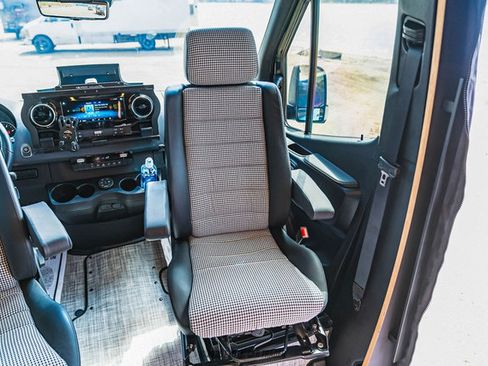 Used 2024 Mercedes-Benz Sprinter 2500 image 35