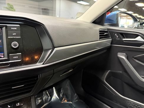 Used 2020 Volkswagen Jetta SE w/ SE Cold Weather Package FWD image 27