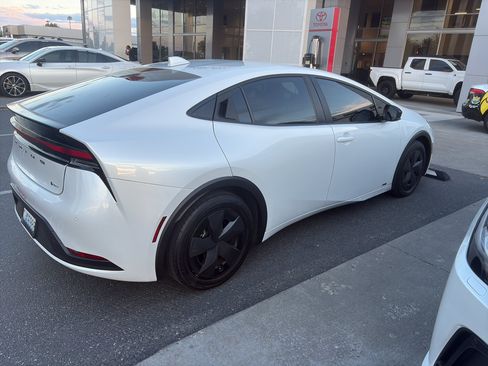 Used 2023 Toyota Prius LE AWD/4WD image 18