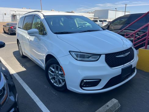Used 2022 Chrysler Pacifica Touring-L w/ Uconnect Theater Family Group FWD image 2