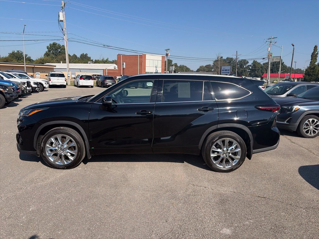 Used 2024 Toyota Highlander Limited AWD/4WD image 3