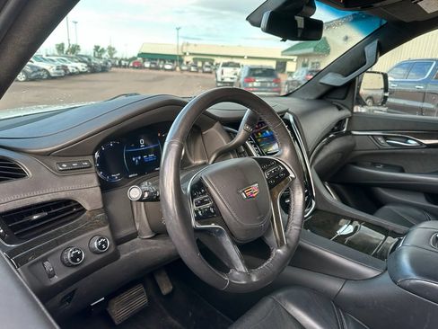Used 2019 Cadillac Escalade Platinum AWD/4WD image 2