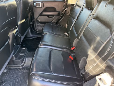 Used 2020 Jeep Wrangler Unlimited Sahara image 20