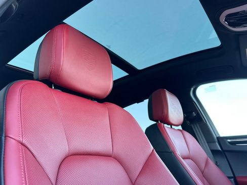 Used 2025 Porsche Macan image 17