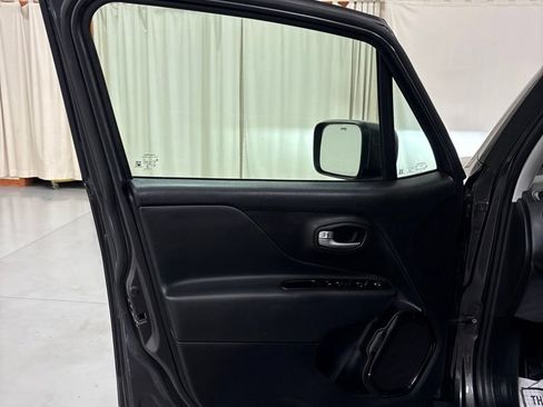 Used 2020 Jeep Renegade Altitude FWD image 16