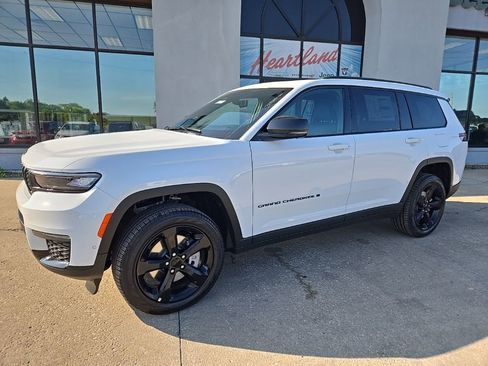 Used 2025 Jeep Grand Cherokee L Limited w/ Luxury Tech Group II AWD/4WD image 3
