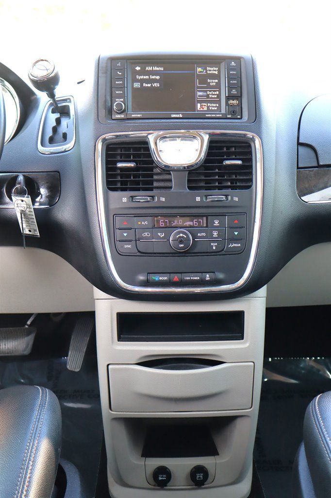 Used 2016 Chrysler Town & Country Touring FWD image 14