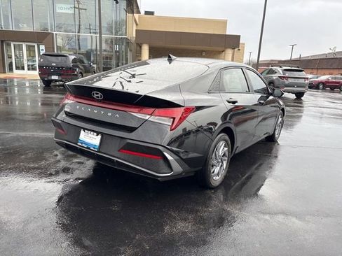 Used 2024 Hyundai Elantra SEL image 3