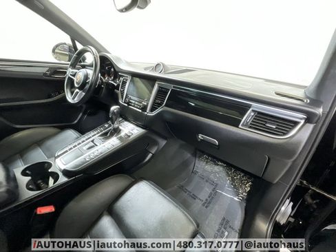 Used 2018 Porsche Macan Turbo w/ Premium Package Plus image 25