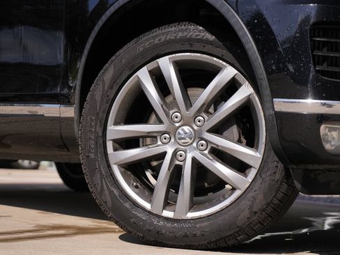 Used 2016 Volkswagen Touareg Sport AWD/4WD image 3