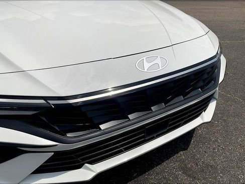 New 2025 Hyundai Elantra Limited image 32