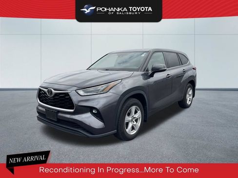 Used 2021 Toyota Highlander LE AWD/4WD image 1