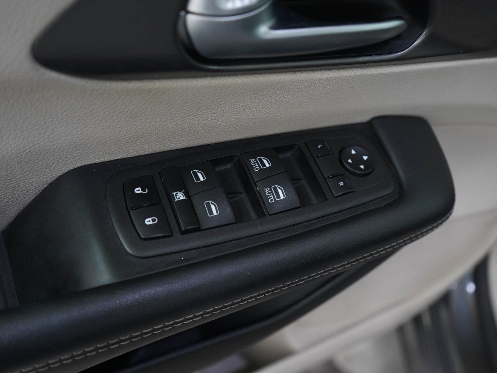 Used 2023 Chrysler Pacifica Touring-L FWD image 22