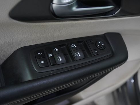 Used 2023 Chrysler Pacifica Touring-L FWD image 22