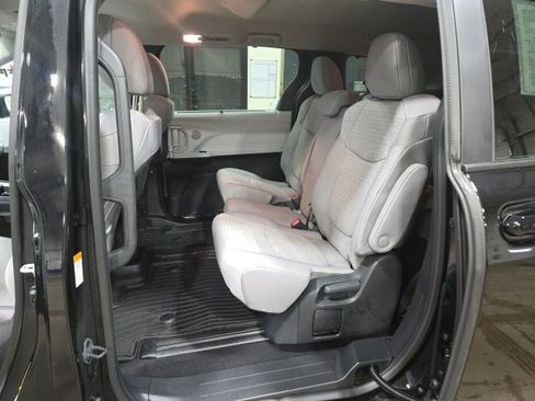 Used 2026 Toyota Sienna LE image 18