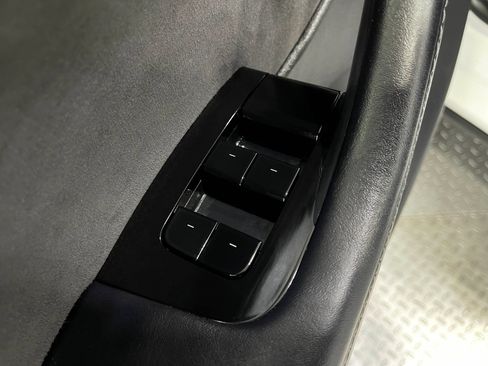 Used 2021 Tesla Model Y Long Range AWD/4WD image 16