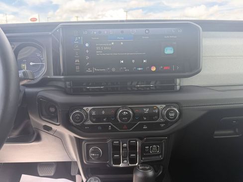 Used 2024 Jeep Wrangler Unlimited Sahara AWD/4WD image 18