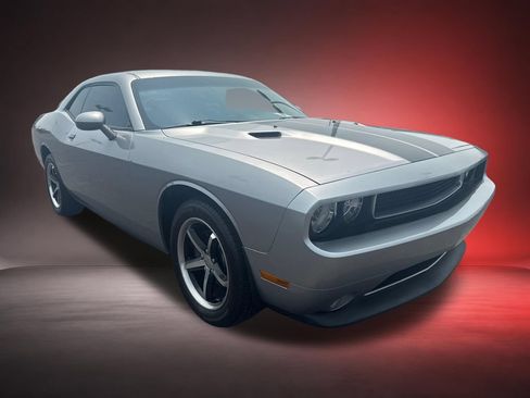 Used 2011 Dodge Challenger RWD image 3