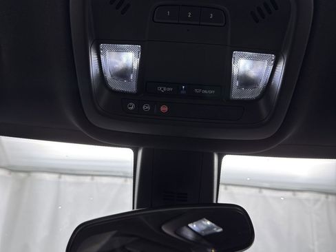 Used 2023 Chevrolet Traverse LT image 24