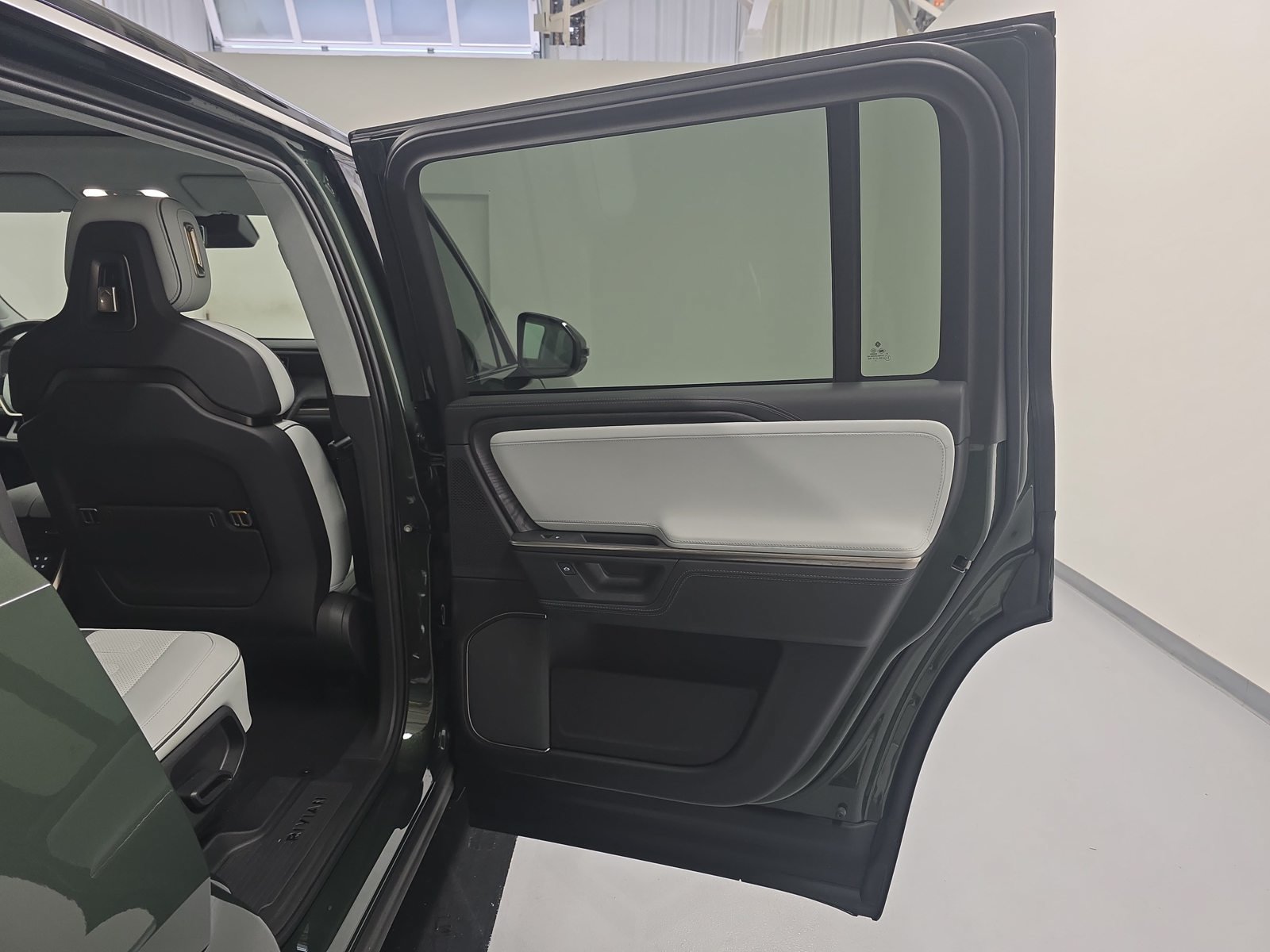 Used 2025 Rivian R1S Adventure Dual AWD/4WD image 19