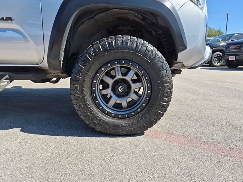 Used 2019 Toyota Tacoma TRD Off-Road AWD/4WD image 15