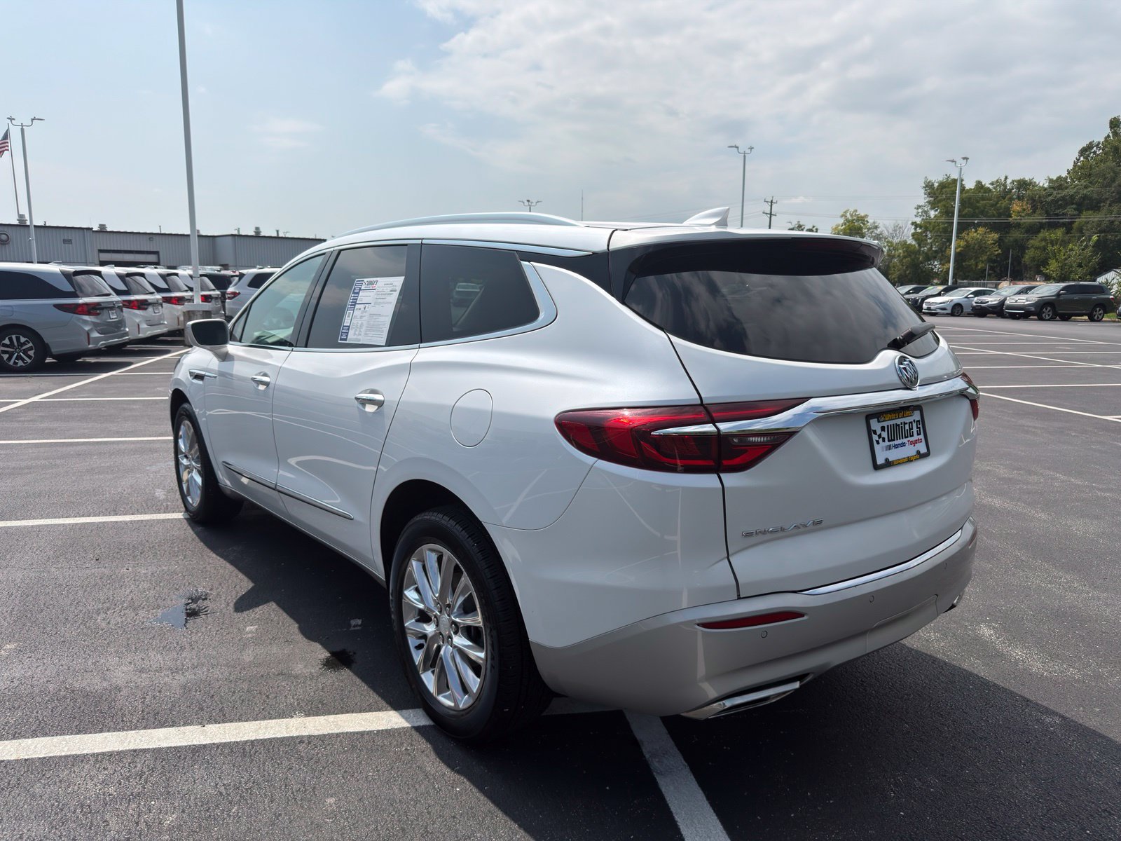 Used 2020 Buick Enclave Premium w/ Sun and Sites Package FWD image 4