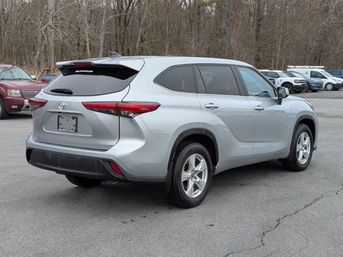 Used 2023 Toyota Highlander LE AWD/4WD image 3