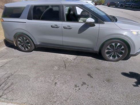 Used 2022 Kia Carnival EX image 8