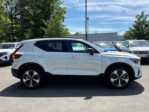 Used 2025 Volvo XC40 B5 Plus AWD/4WD image 6
