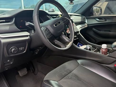 Used 2024 Jeep Grand Cherokee Altitude RWD image 9