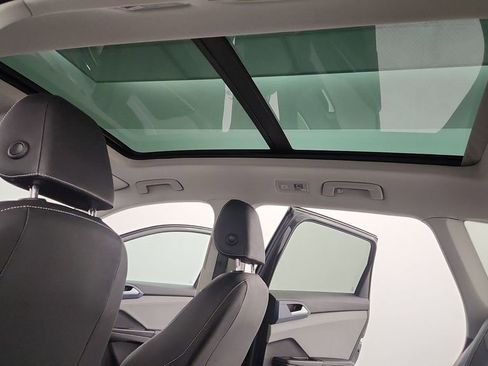 Used 2024 Volkswagen Taos SE w/ Panoramic Sunroof Package image 15