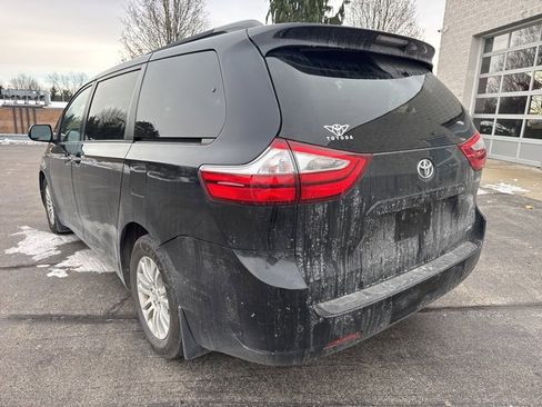 Used 2017 Toyota Sienna XLE image 5