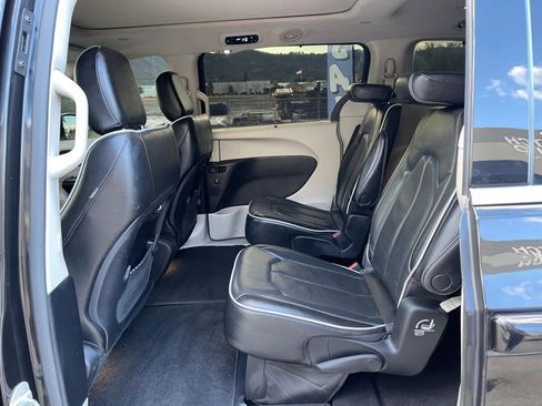 Used 2022 Chrysler Pacifica Limited image 21