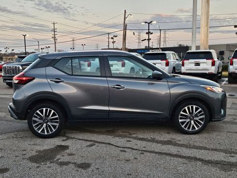 Used 2024 Nissan Kicks SV image 7