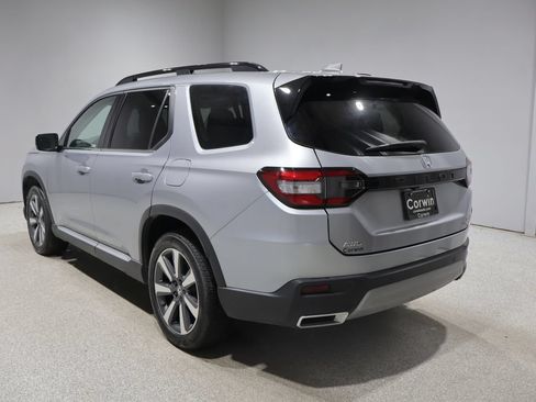 Used 2025 Honda Pilot Touring image 5