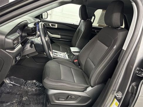 Certified 2023 Ford Explorer XLT image 3