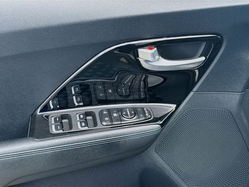 Used 2022 Kia Niro EX Premium w/ Cold Weather Package image 16
