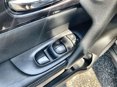 Used 2018 Nissan Rogue SV AWD/4WD image 15