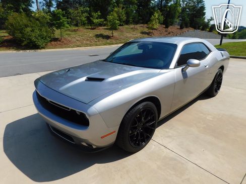 Used 2015 Dodge Challenger SXT w/ Driver Convenience Group RWD image 8