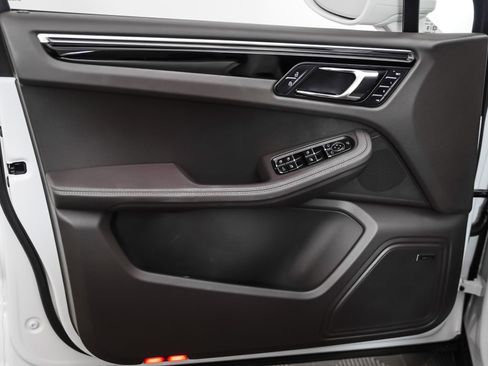 Certified 2025 Porsche Macan image 25