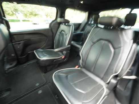 Used 2022 Chrysler Pacifica Limited w/ S Appearance Package FWD image 25