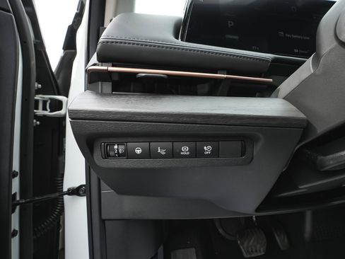 Used 2024 Nissan Ariya AWD image 16