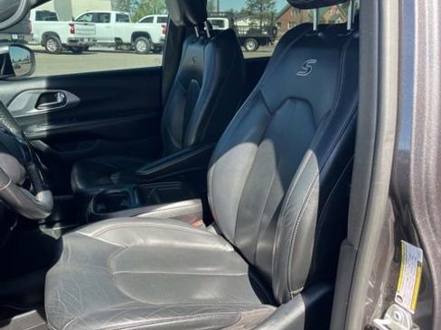 Used 2020 Chrysler Pacifica Touring-L w/ S Appearance Package FWD image 29