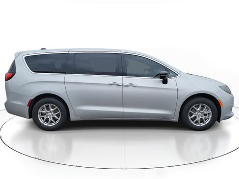 New 2026 Chrysler Voyager LX image 5
