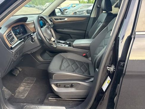 Used 2025 Volkswagen Atlas SE FWD image 25