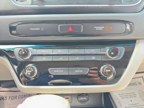 Used 2019 Kia Sedona L FWD image 70