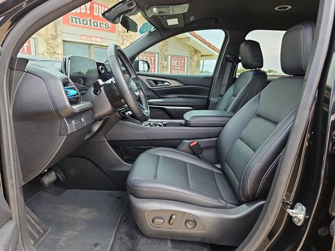 Used 2025 Chevrolet Traverse LT FWD image 11