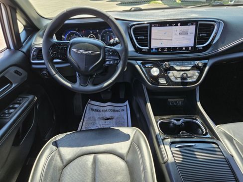 Used 2025 Chrysler Pacifica Limited FWD image 11