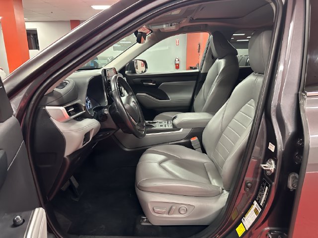 Used 2022 Toyota Highlander XLE AWD/4WD image 10