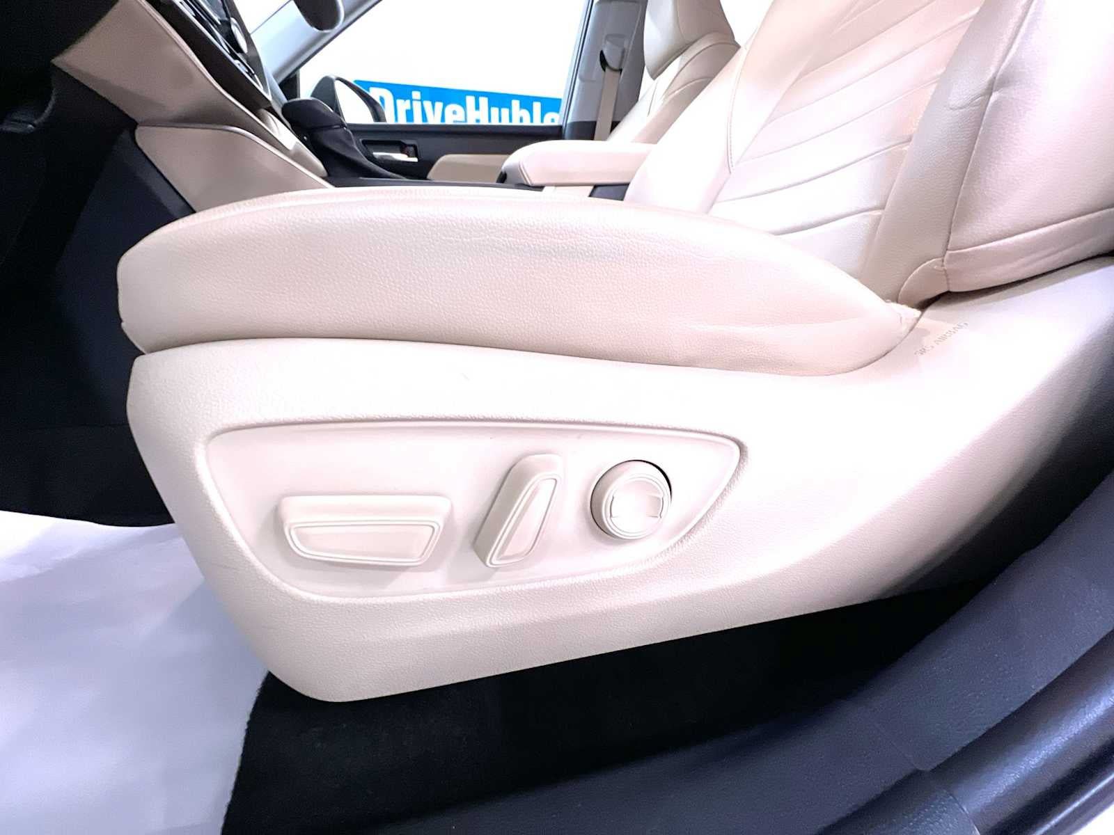 Used 2023 Toyota Highlander XLE AWD/4WD image 13